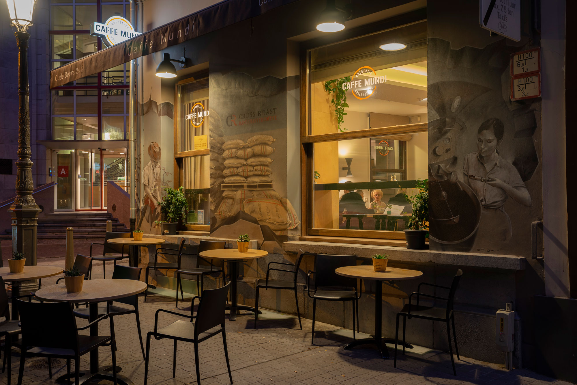 Caffe mundi: espressobar by night